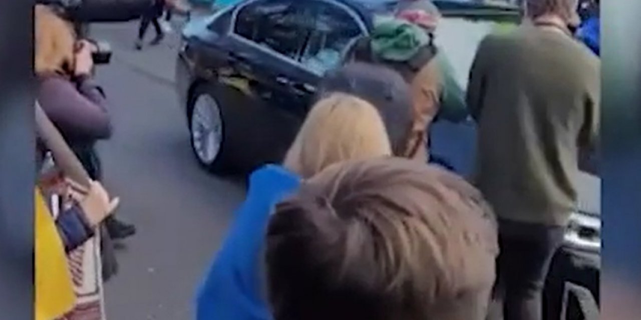 İrlanda'da, Rus Büyükelçisi'nin aracı tekmelendi