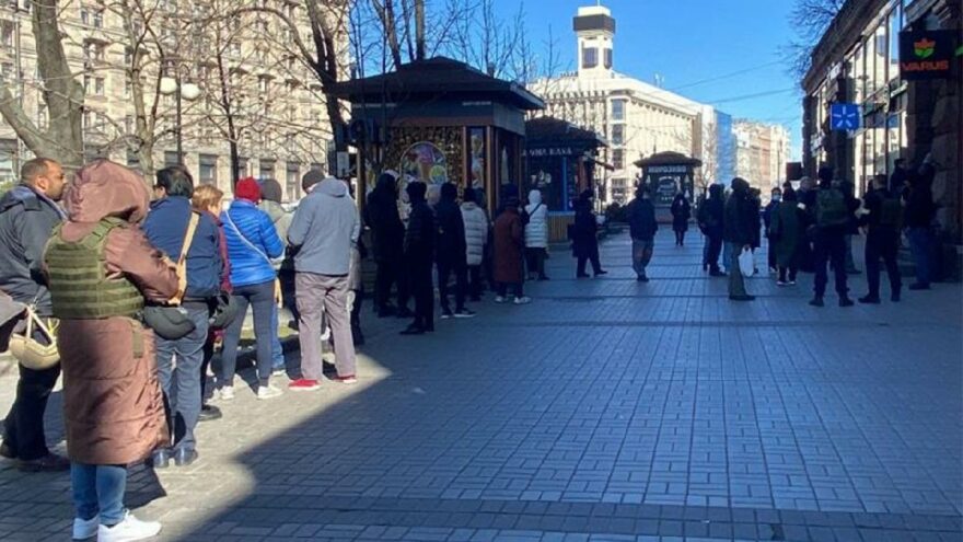 Yasak bitti, halk marketlere akın etti