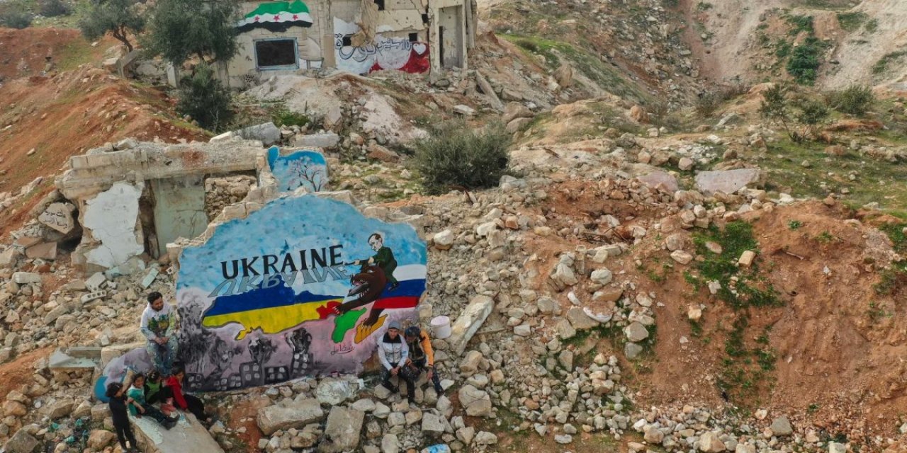 Suriye'de bombalanan evin duvarına Ukrayna bayrağı çizildi