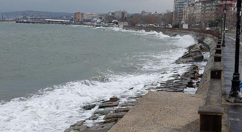 Marmara poyraza teslim oldu