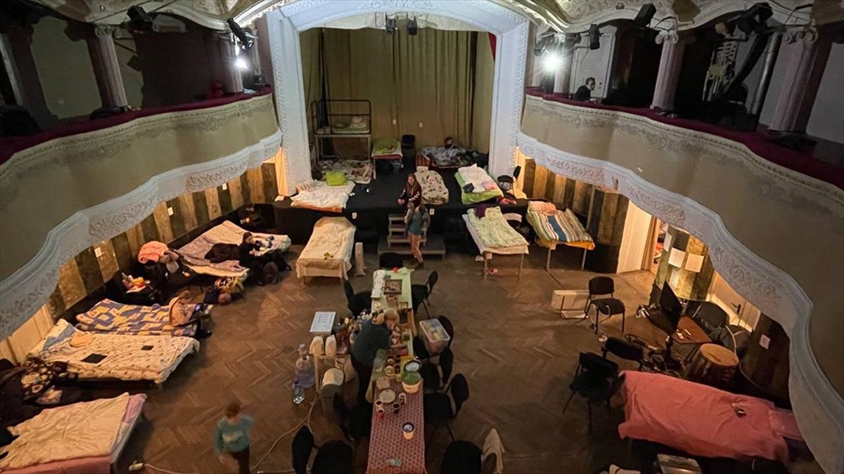 Lviv'deki Les Kurbas Tiyatrosu Sığınma Merkezine Dönüştürüldü