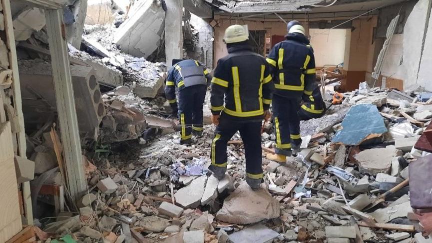 Harkiv’de bombardıman sonucu çöken binada kurtarma çalışmaları sürüyor