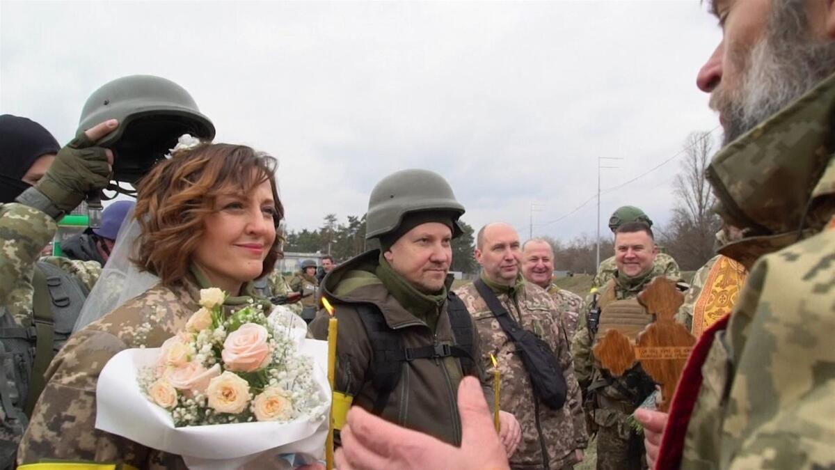 Bombaların gölgesinde evlendiler