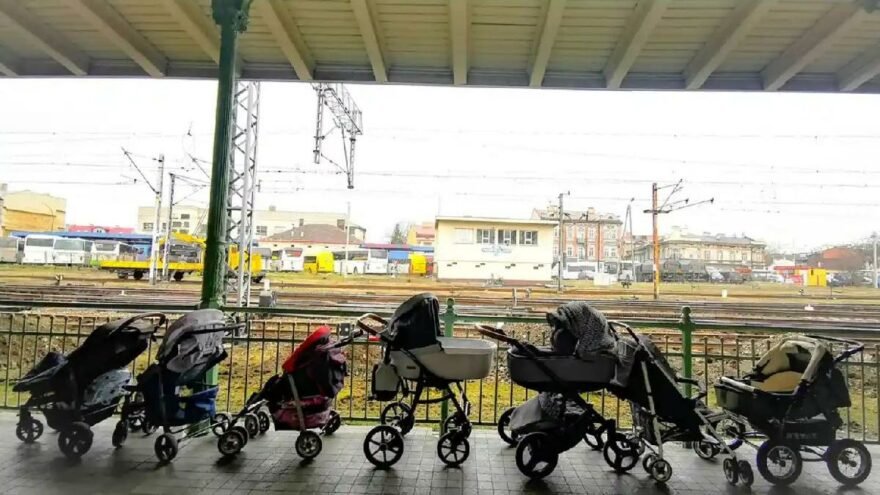 Rusya-Ukrayna savaşı: Polonya’dan yürekleri burkan yardımlaşma örneği, bebek arabalarını bıraktılar