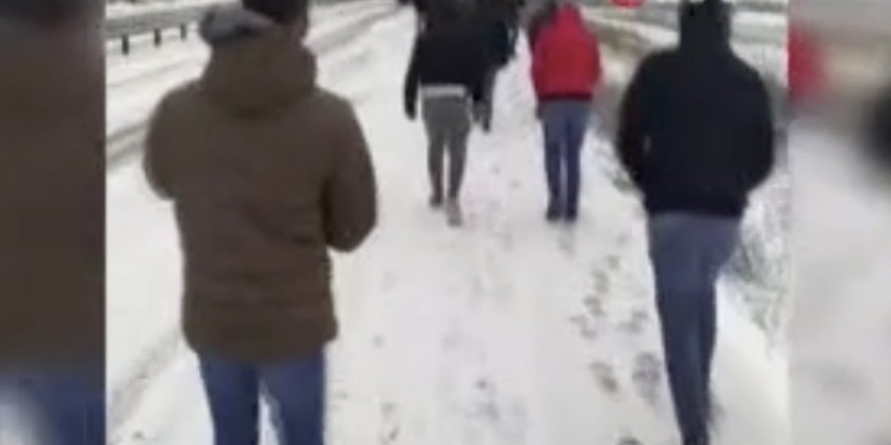 Arnavutköy'de kar nedeniyle servis araçları yolda kaldı