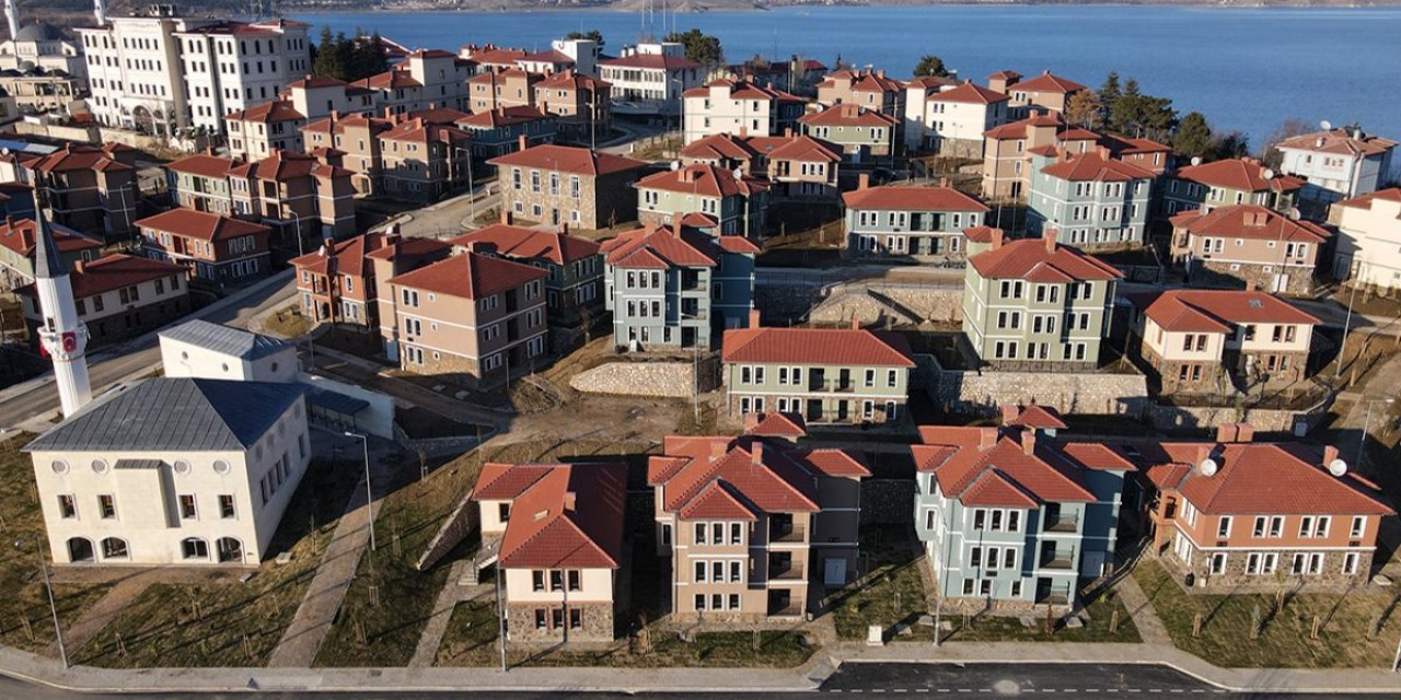 Elazığ'da göl manzaralı deprem konutları teslim ediliyor
