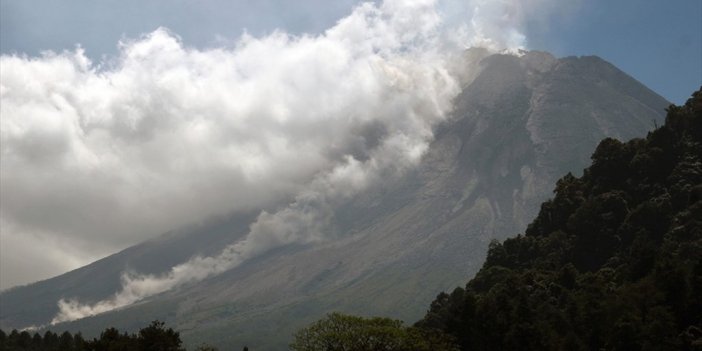Endonezya'da Merapi Yanardağı'ndaki Patlamalar Nedeniyle 253 Kişi Tahliye Edildi