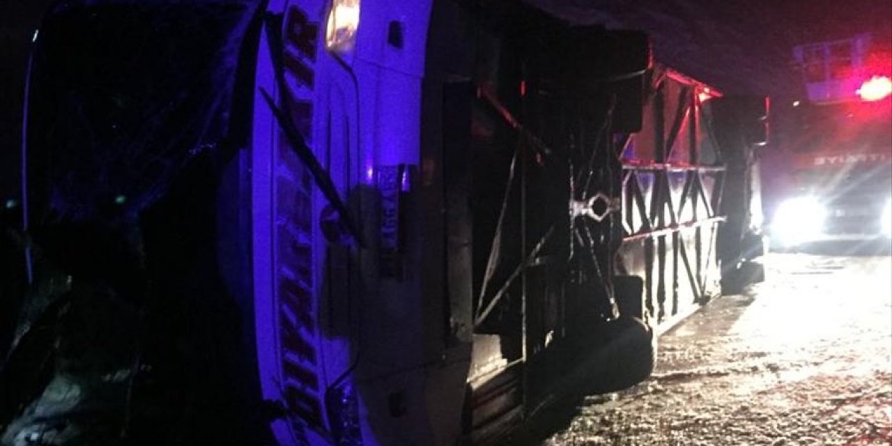 Sivas'ta yolcu otobüsü devrildi: 34 yaralı