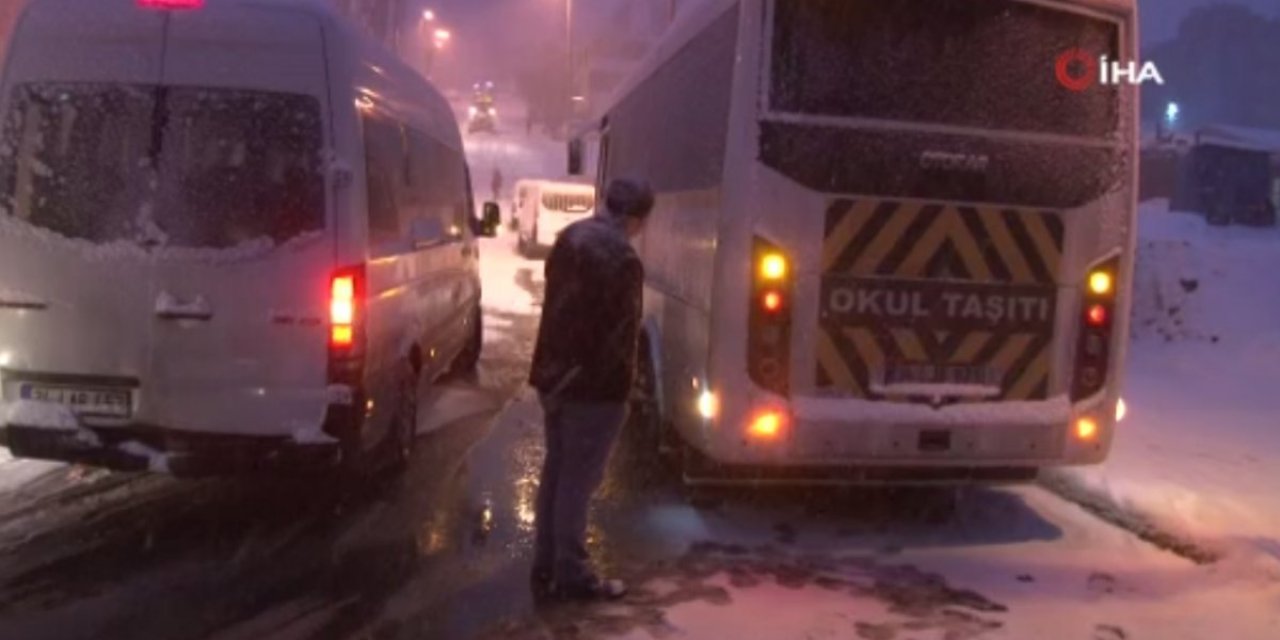 Esenyurt'ta yolda kalan sürücü: Kimse dışarı çıkmasın, sadece kaza yaparlar