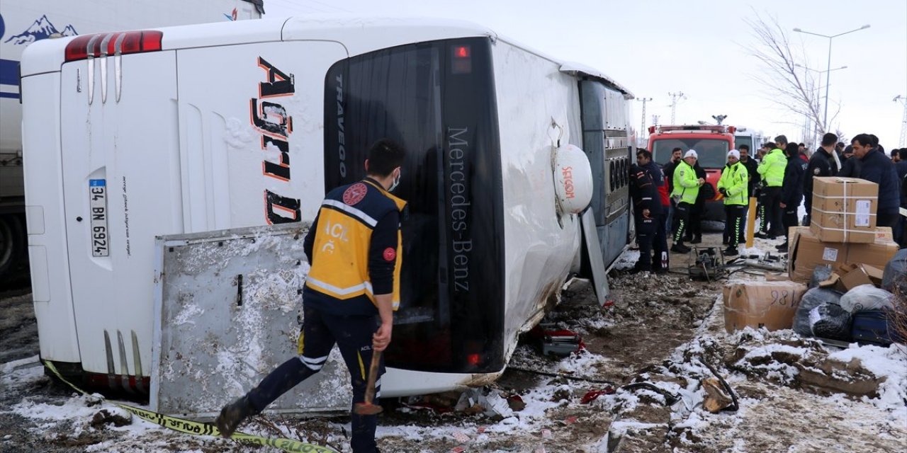 Ağrı'da yolcu otobüsü devrildi: 12 yaralı