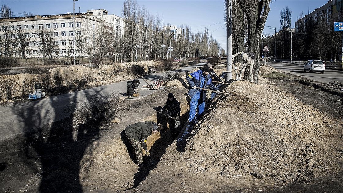 Ukraynalı Siviller Kiev’i Ruslara Karşı Korumak İçin Hazırlık Yapıyor