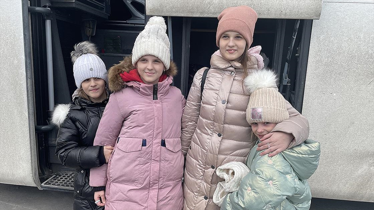 Savaşın Ortasında Kalan 4 Kardeş, Türk Otobüs Şoförü Sayesinde Annelerine Kavuşacak