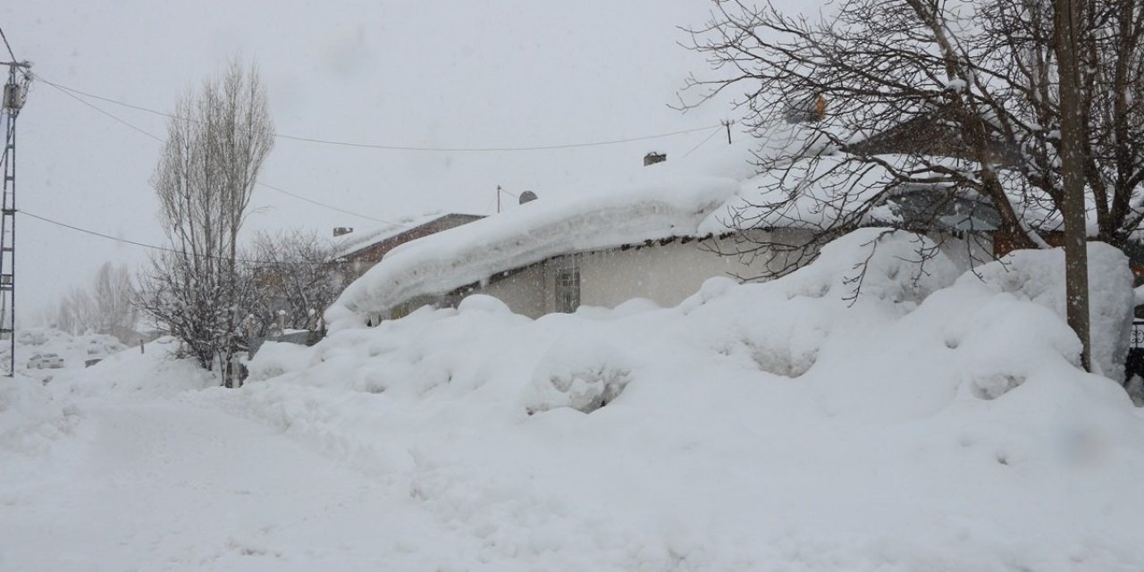Karlıova'da evler kara gömüldü