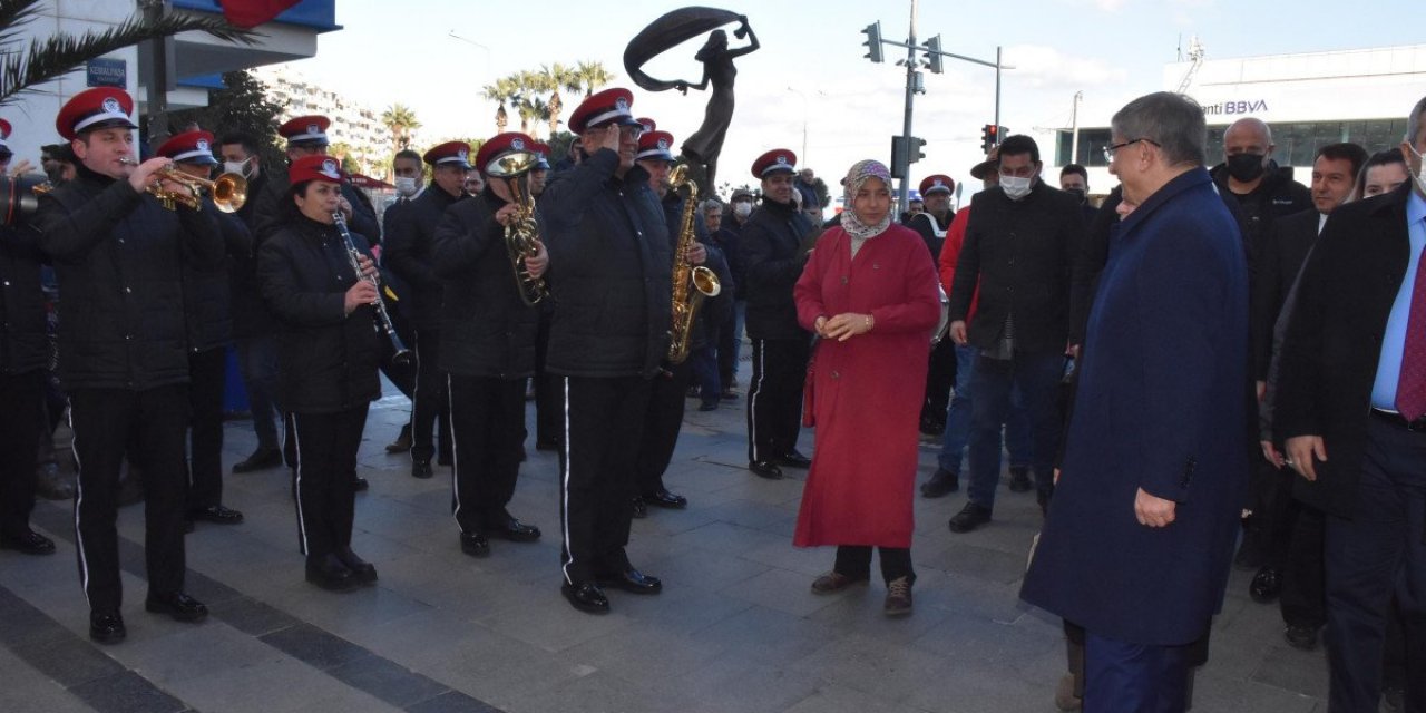 Ahmet Davutoğlu, İzmir Marşı'yla karşılandı