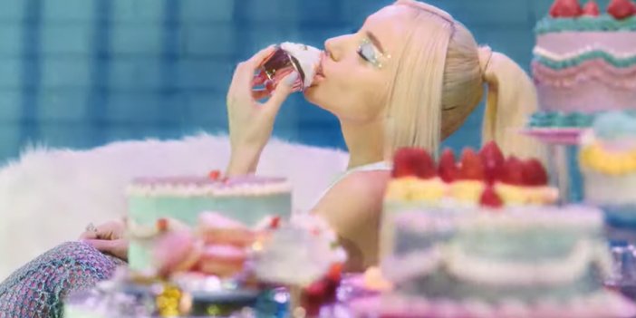 Gülşen'in Lolipop Klibi Sosyal Medyaya Damga Vurdu