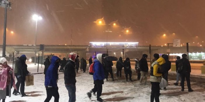 Yüzlerce vatandaş otobüs duraklarında mahsur kaldı