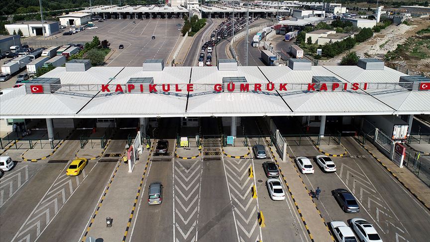 Ukrayna'dan tahliye edilen Türk vatandaşları Kapıkule'den ülkeye giriş yapıyor