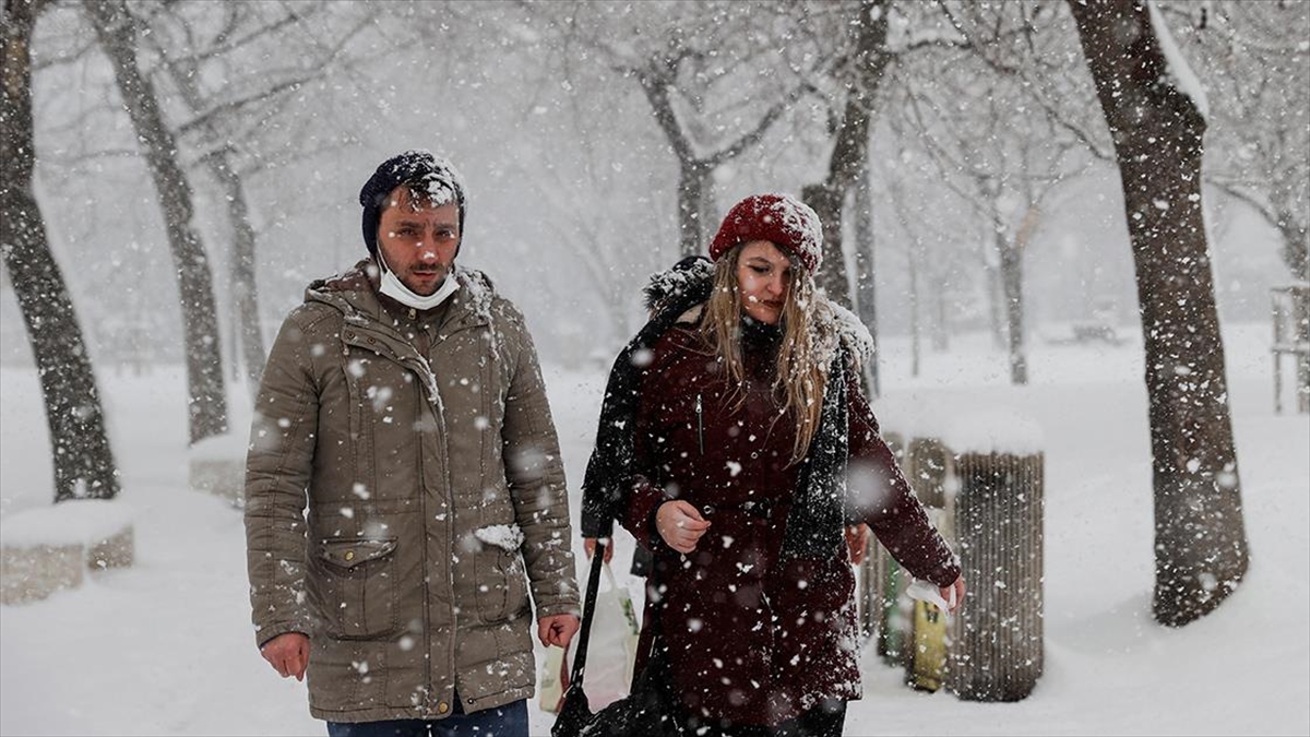 İstanbul'da Kar Yağışı Sabah Saatlerinde Etkisini Artırdı