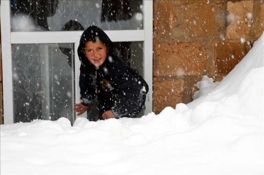 Karın 2 metreyi aştığı köyde evlerinden tünel açarak çıkabiliyorlar