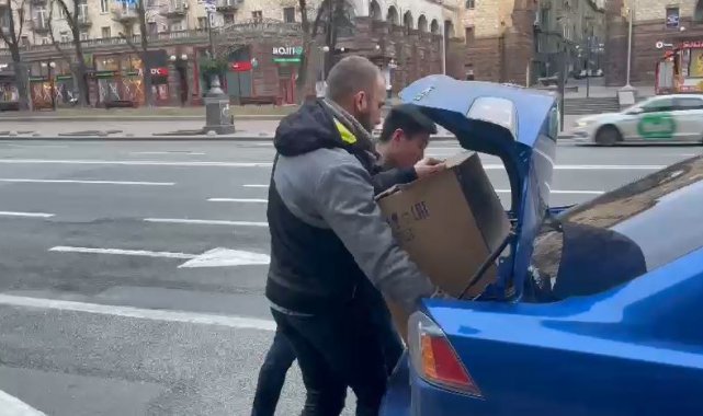 Türk iş adamı Kiev'de ücretsiz yemek dağıtıyor