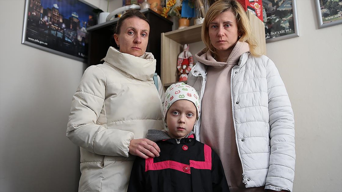 Ukraynalı anne, savaşı oyun sanan kızıyla Antalya'ya kardeşinin yanına sığındı