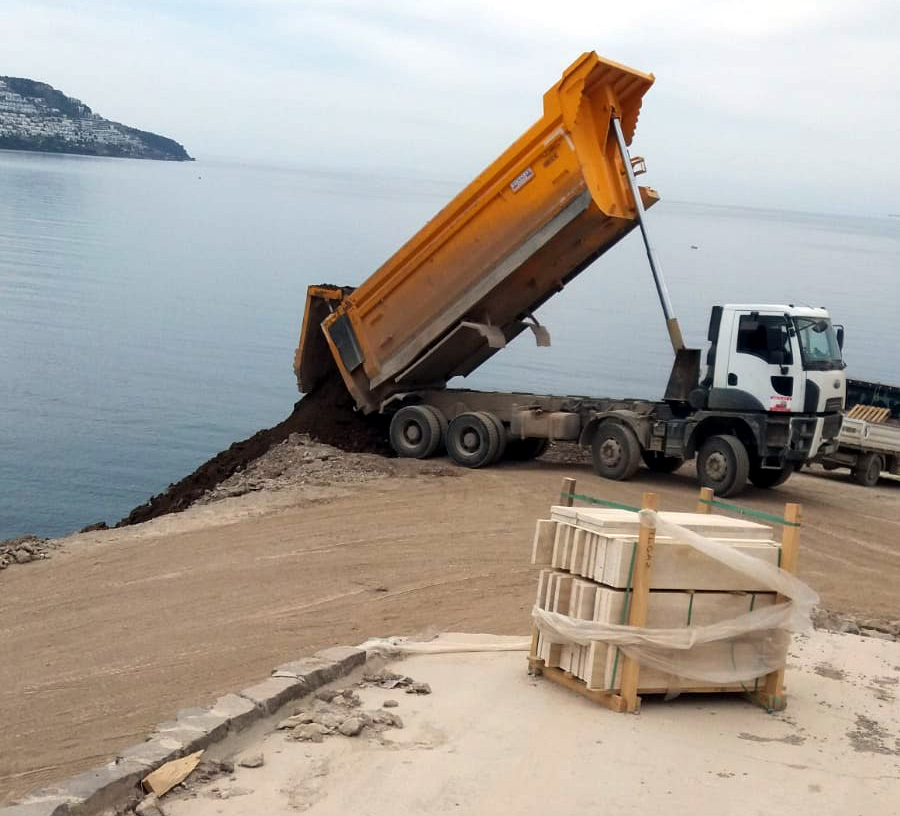 Akdeniz foklarının barınma alanına tonlarca moloz döktüler