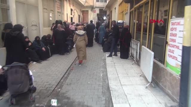 Yardım kolisi dağıtıldığını duyan Suriyeliler uzun kuyruklar oluşturdu