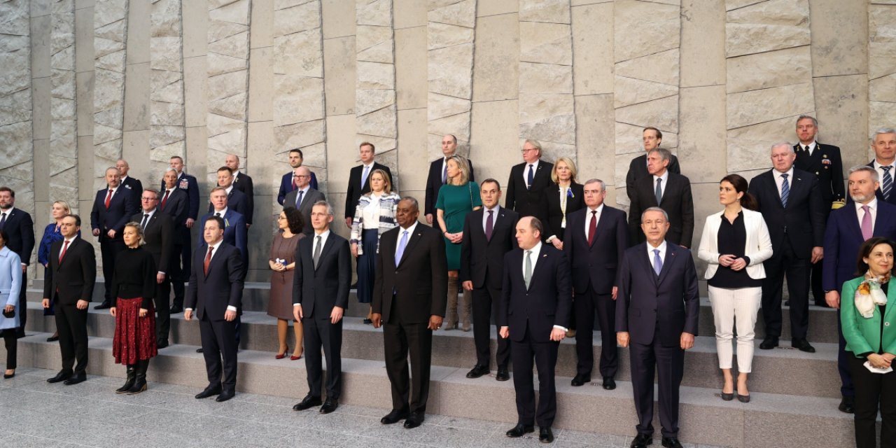 Bakan Akar, NATO Savunma Bakanlarının aile fotoğrafına katıldı