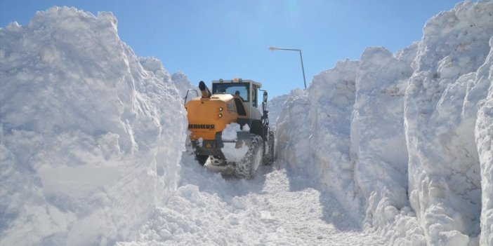 Muş'ta Ekipler 5 Metreye Ulaşan Karla Mücadele Ediyor