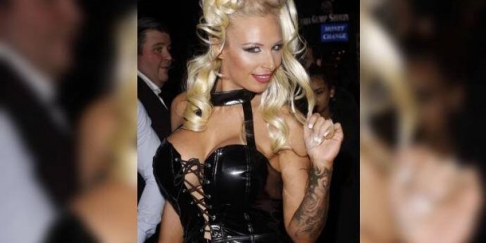 Yetişkin Filmlerinin Yıldızının Göğüsleri Patladı!