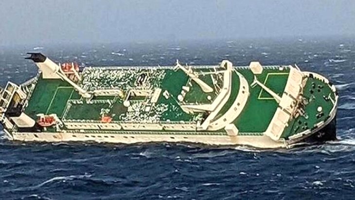 Olumsuz hava şartları otomobil yüklü gemiyi İran açıklarında batırdı!