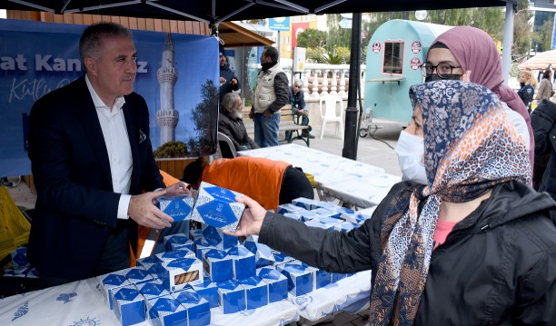 KUŞADASI BELEDİYESİ’NDEN KANDİL SİMİDİ VE LOKUM İKRAMI