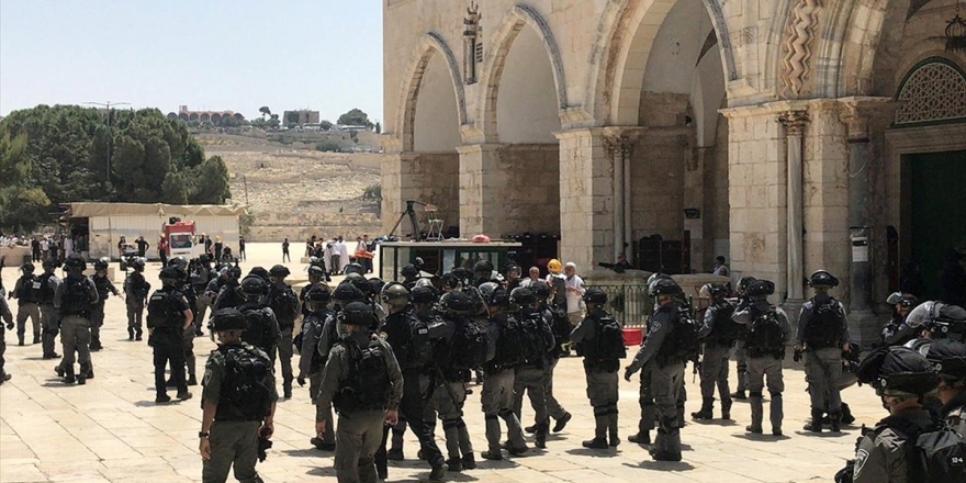 İsrail Polisi Mescid-i Aksa'da Cemaate Müdahale Etti