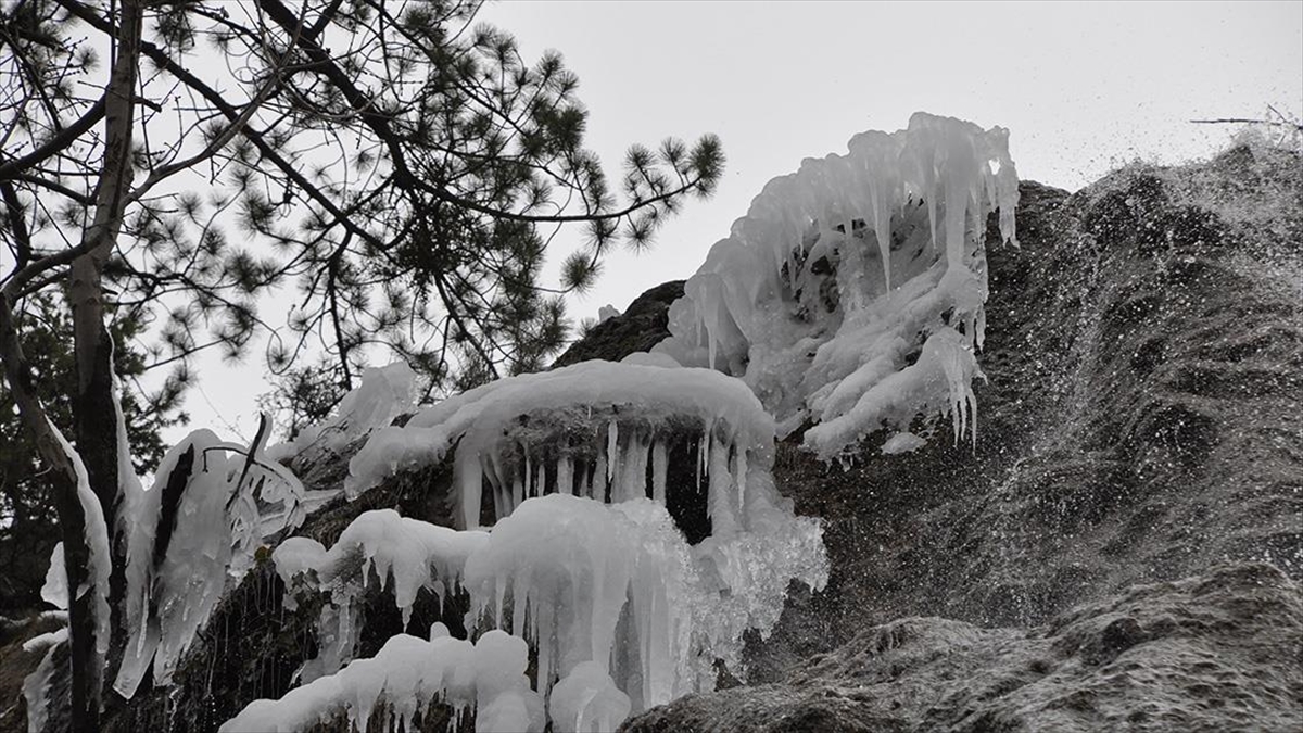 Bolu'nun Yüksek Kesimlerinde Şelaleler Buz Tuttu
