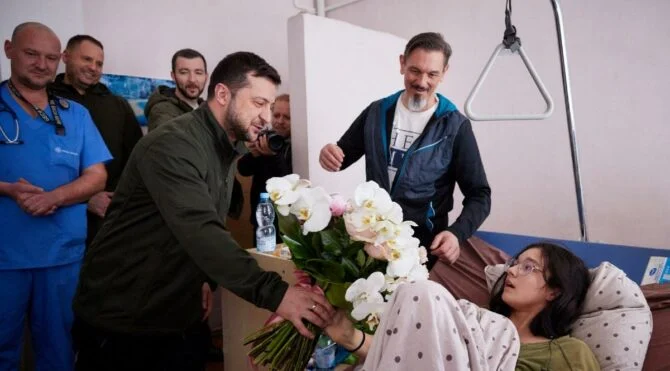 Zelenskiy, Rus saldırılarında yaralanan sivilleri ziyaret etti