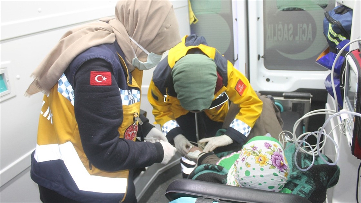 Ağrı'da Mezrada Rahatsızlanan Anne Ve Bebeği 7 Saatlik Çabayla Hastaneye Kaldırıldı