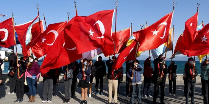 KUŞADASI’NDA ÇANAKKALE DENİZ ZAFERİ’NİN 107. YIL DÖNÜMÜ KUTLANDI