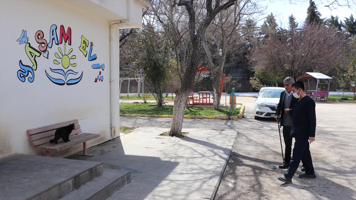 Tekerlekli Sandalyeyle Geldiği Merkezden Yürüyerek Çıktı