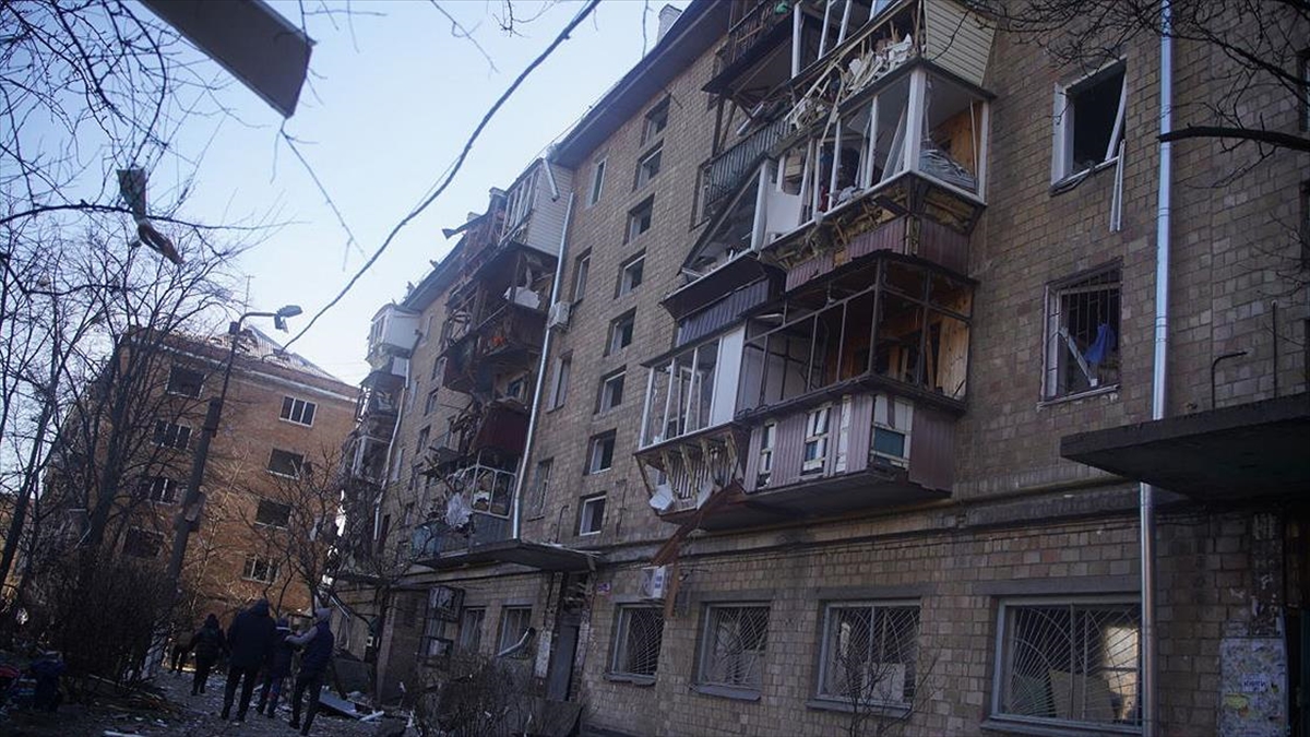 Rus Güçleri Kiev’de Yine Sivil Yerleşim Bölgesini Vurdu