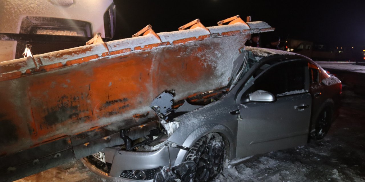 Otomobil kar küreme aracının bıçağına ok gibi saplandı: 2 yaralı