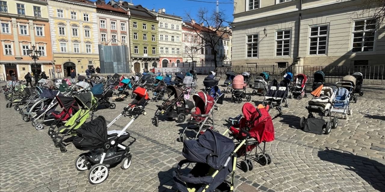 Rusya'nın saldırılarında ölen çocuklar için Lviv'de meydana 109 boş bebek arabası bırakıldı