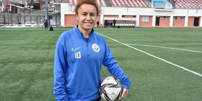 Hakkari'nin Kadın 'messi'si Futbol Tutkusuyla Dikkati Çekiyor