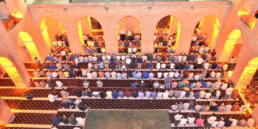 Tarihi Medresede Açık Havada Teravih Namazı