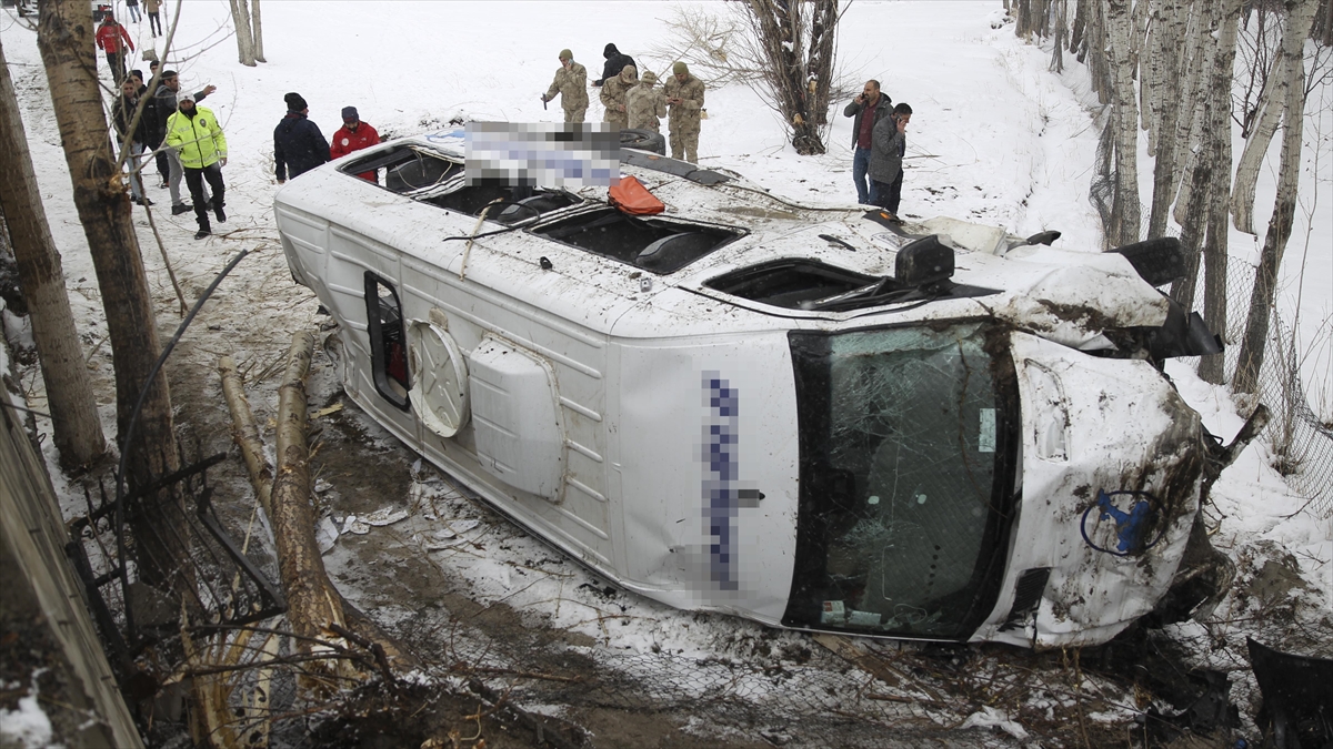 Van'da Yolcu Minibüsünün Devrilmesi Sonucu 14 Kişi Yaralandı
