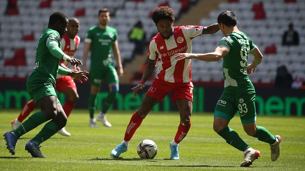 Antalyaspor, Konuk Ettiği Giresunspor'u 4-1 Yendi