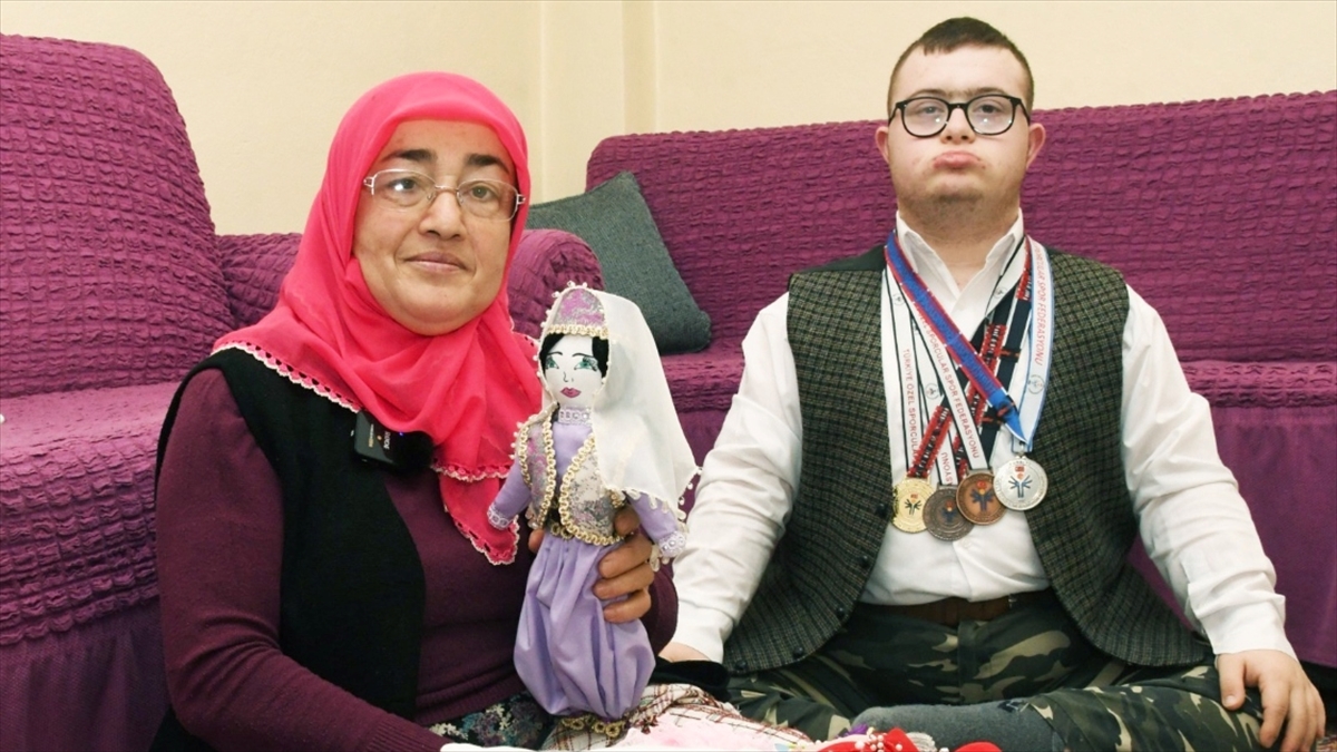 Down Sendromlu Oğlu İçin Verdiği Mücadeleyle 'Yılın Annesi' Seçildi