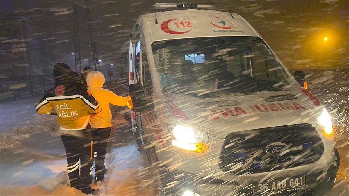 Kars'ta Köylerinde Mahsur Kalan 15 Diyaliz Hastasının İmdadına Umke Yetişti