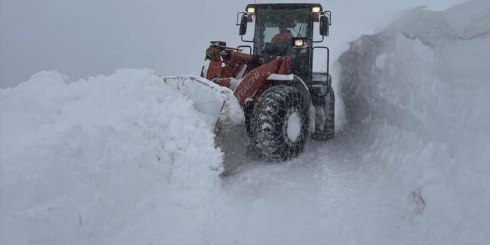 Kar Timi 'insan Boyunu Aşan Karla' Mücadele Ediyor