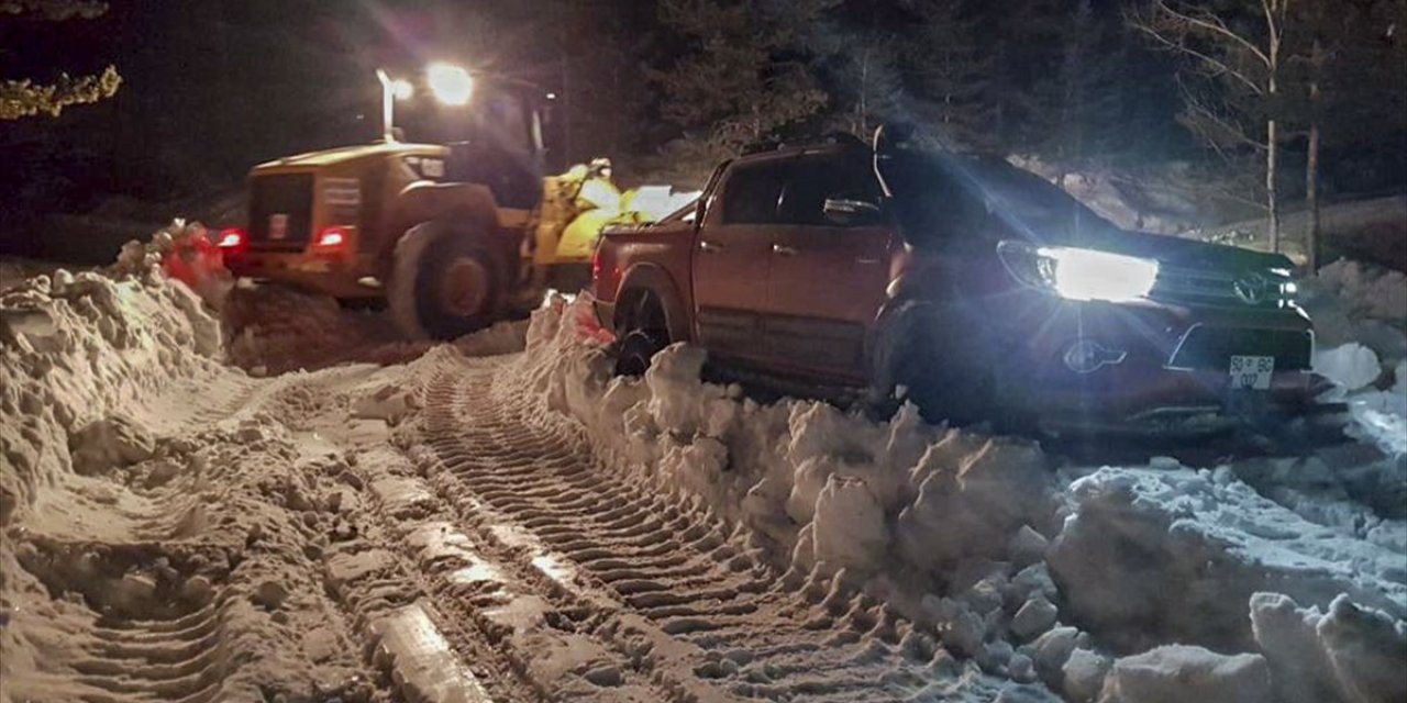 Ankara'da 4 kişilik aile, yoğun kar nedeniyle Otacı Yaylası'nda mahsur kaldı