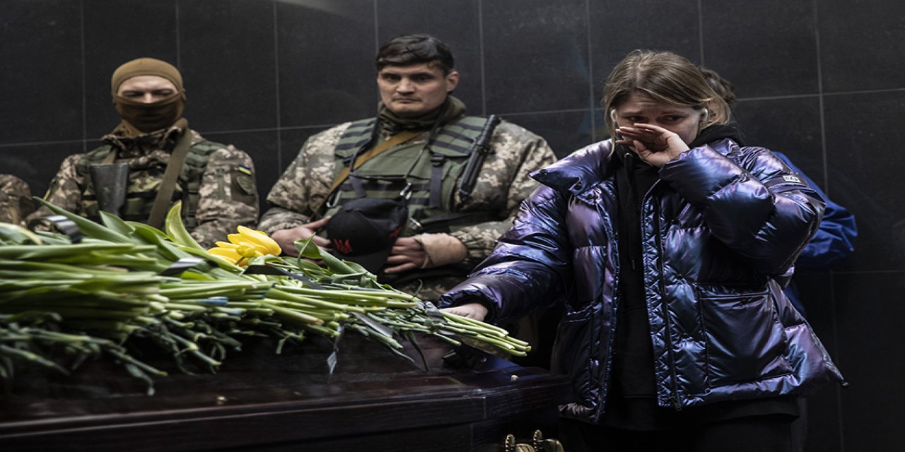 Ukraynalılar, Rusya ile savaşta ölen yakınlarını gözyaşlarıyla defnediyor